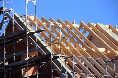 Le choix du type de menuiserie est crucial pour garantir des performances optimales en termes d'isolation, de durabilité et d'esthétisme. Dans cet article, nous comparons les principaux matériaux : le bois, le PVC, l'aluminium et les solutions mixtes, afin de vous aider à sélectionner la menuiserie la plus adaptée à vos besoins.
