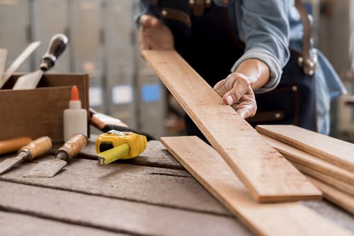 Le choix du type de menuiserie est crucial pour garantir des performances optimales en termes d'isolation, de durabilité et d'esthétisme. Dans cet article, nous comparons les principaux matériaux : le bois, le PVC, l'aluminium et les solutions mixtes, afin de vous aider à sélectionner la menuiserie la plus adaptée à vos besoins.