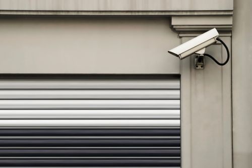 La sécurité est une priorité pour chaque foyer. Lorsqu’il s’agit de protéger votre maison, les volets jouent un rôle essentiel. Mais quels types de volets offrent la meilleure protection contre les tentatives d’effraction ? Dans cet article, nous vous présentèons les options les plus sécurisées, leurs caractéristiques et les certifications à rechercher pour garantir votre tranquillité d’esprit.