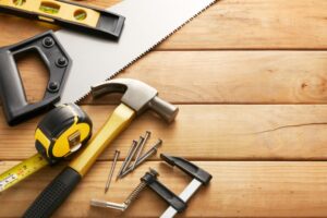 Le choix du type de menuiserie est crucial pour garantir des performances optimales en termes d'isolation, de durabilité et d'esthétisme. Dans cet article, nous comparons les principaux matériaux : le bois, le PVC, l'aluminium et les solutions mixtes, afin de vous aider à sélectionner la menuiserie la plus adaptée à vos besoins.