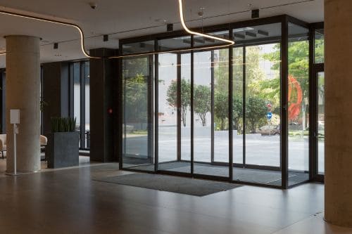 Porte automatique vitrée : moderniser l’entrée de votre commerce à Toulouse