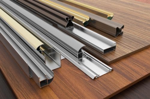 Menuiseries alu : pourquoi opter pour du sur-mesure plutôt que du prêt-à-poser ?