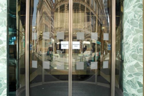 Porte automatique vitrée : moderniser l’entrée de votre commerce à Toulouse