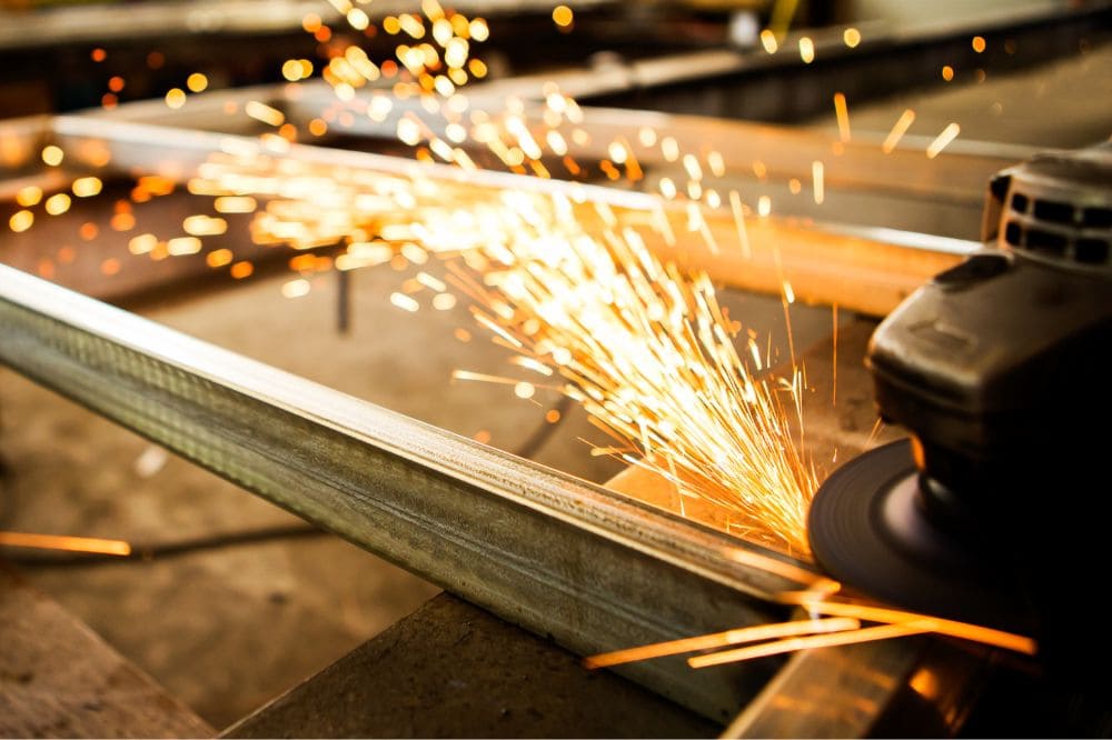 Menuiseries alu : pourquoi opter pour du sur-mesure plutôt que du prêt-à-poser ?