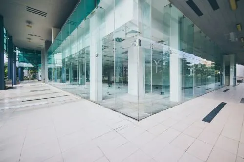 Vitrine sur mesure pour commerce en Occitanie